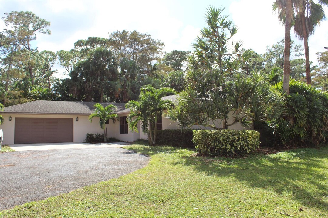 401 Woodside Dr in West Palm Beach, FL - Building Photo