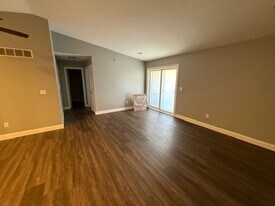 102-116 Goldenrod Dr in Chatham, IL - Building Photo