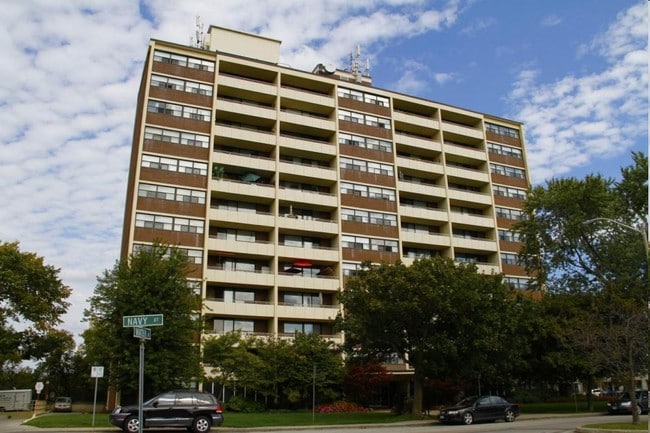 Centennial Towers in Oakville, ON - Building Photo - Building Photo