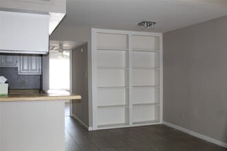 6001 Reims Rd in Houston, TX - Building Photo - Building Photo