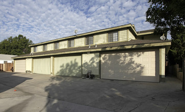 411-421 W Lambert Rd in La Habra, CA - Building Photo - Building Photo