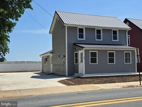 32 South Main Street in Magnolia, DE - Foto de edificio - Building Photo