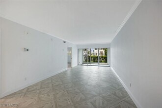 212 Banyan Blvd in Naples, FL - Foto de edificio - Building Photo