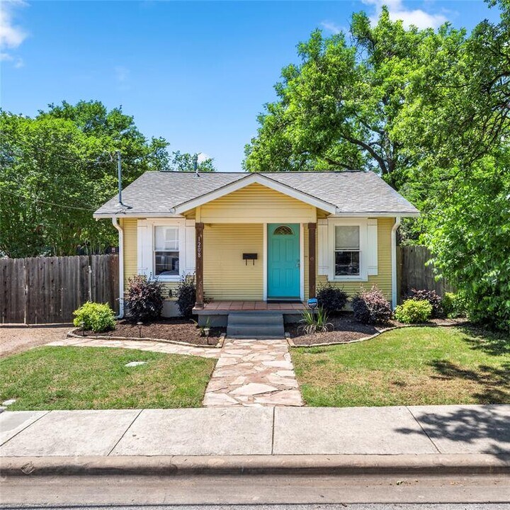 1208 Cedar Ave in Austin, TX - Building Photo