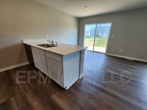 7612 Crossroads Dr SW in Cedar Rapids, IA - Building Photo - Building Photo