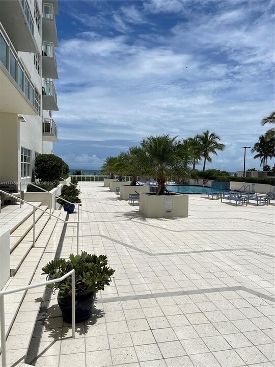 6917 Collins Ave, Unit 1008 in Miami, FL - Building Photo