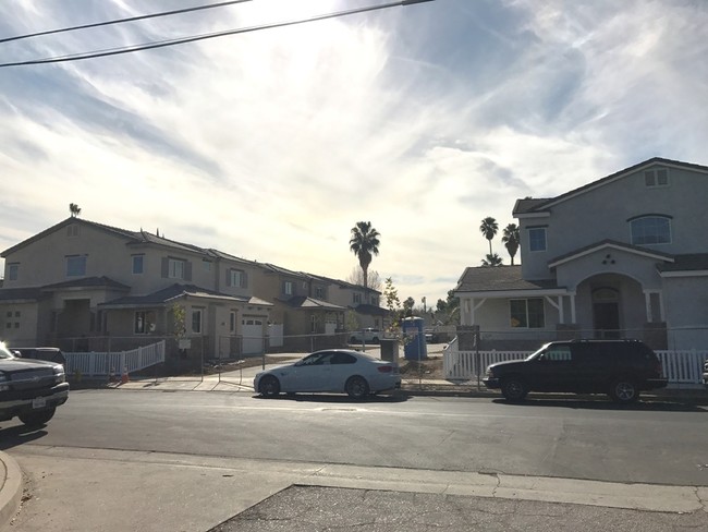 Stagg Village in Winnetka, CA - Foto de edificio - Building Photo