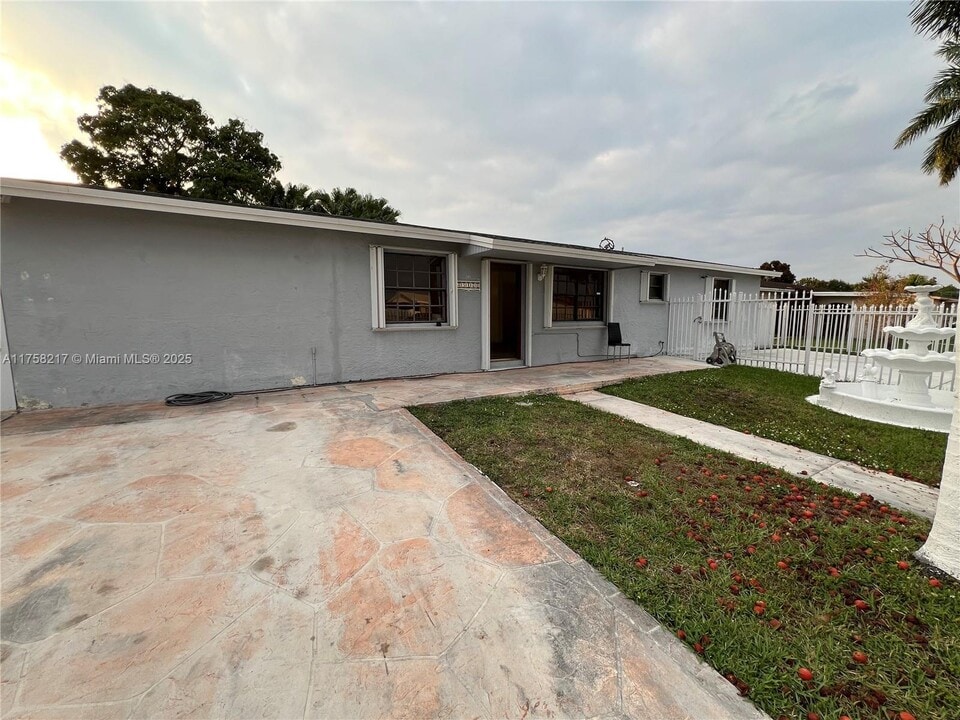 25420 SW 124th Pl in Homestead, FL - Building Photo