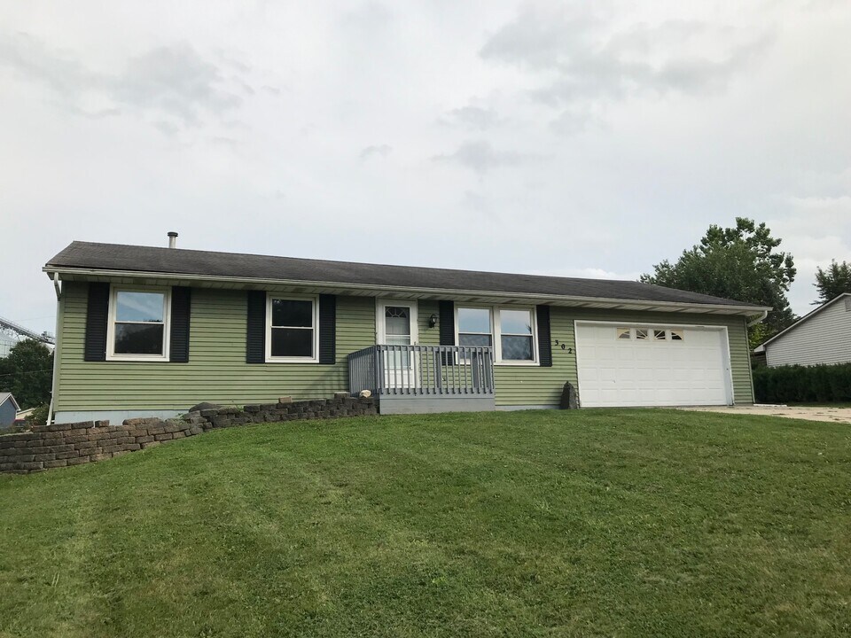 302 Windsor Dr in Churubusco, IN - Building Photo
