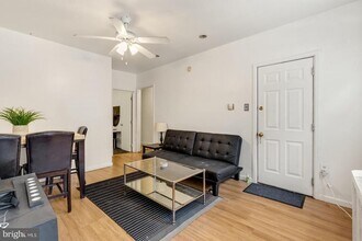 2208 Christian St in Philadelphia, PA - Building Photo - Building Photo
