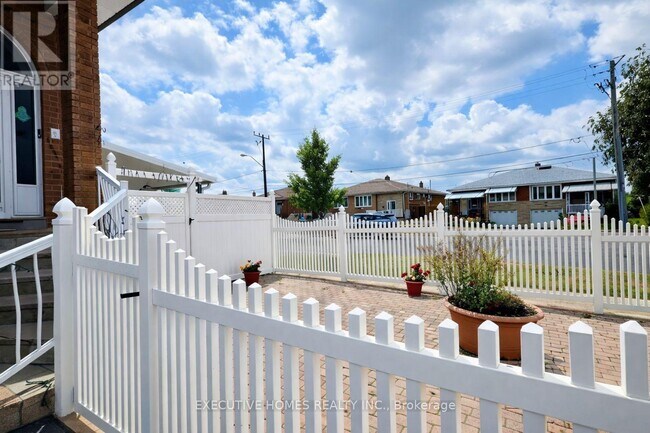 2 Clubhouse Ct in Toronto, ON - Building Photo - Building Photo