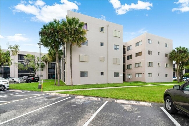 8520 SW 133rd Avenue Rd, Unit 323 in Miami, FL - Foto de edificio - Building Photo
