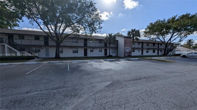 6001 Shaker Wood Cir in Tamarac, FL - Building Photo - Building Photo