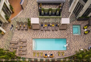 Desmond at Wilshire in Los Angeles, CA - Building Photo - Building Photo