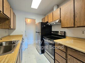 9517 NE 180th St in Bothell, WA - Building Photo