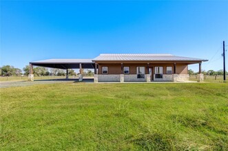 20233 TX-36 in Guy, TX - Foto de edificio - Building Photo