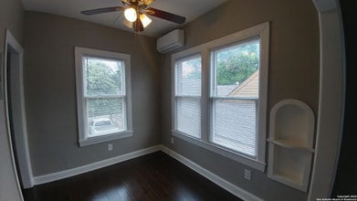 209 E Rosewood Ave, Unit Unit 4 in San Antonio, TX - Foto de edificio - Building Photo