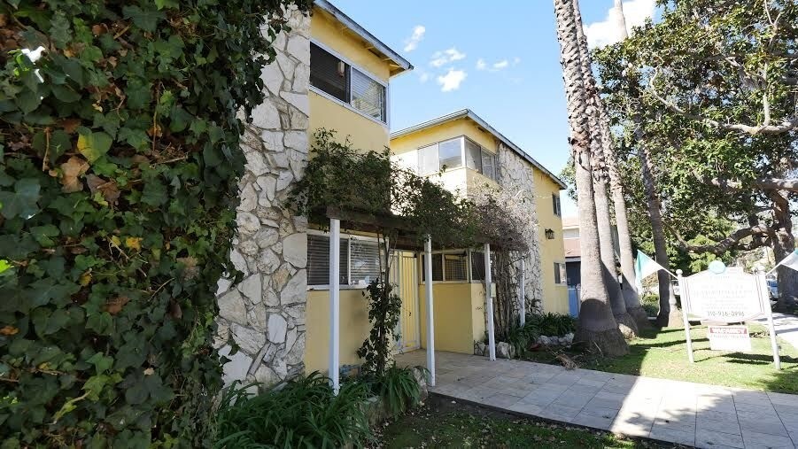 Barrington Palms Apartment in Los Angeles, CA - Building Photo