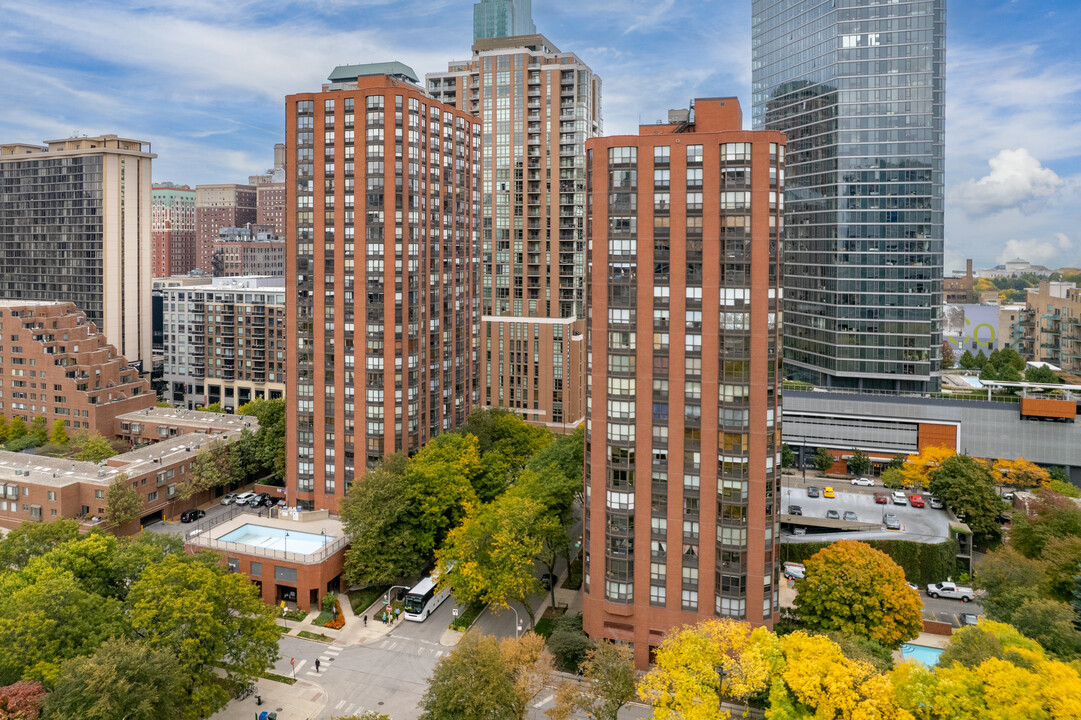 Dearborn Park High Rise 1 in Chicago, IL - Building Photo