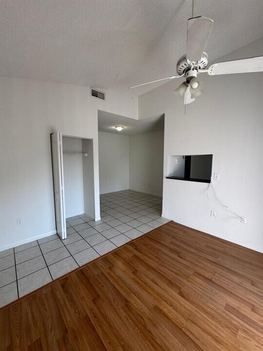 2421 NW 96th Ter, Unit 20D in Pembroke Pines, FL - Foto de edificio