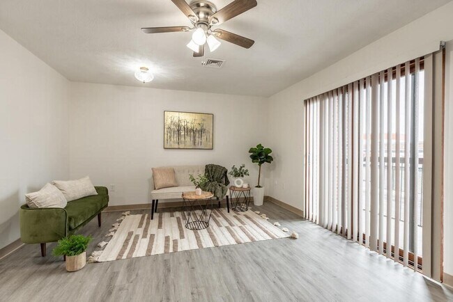 15 Ferry St in Everett, MA - Foto de edificio - Building Photo