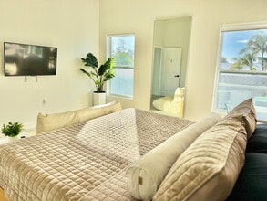 3204 Karen Dr, Unit 2 in Naples, FL - Foto de edificio - Building Photo