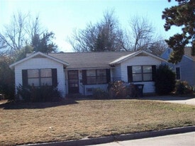 2013 W Elm Ave in Enid, OK - Building Photo