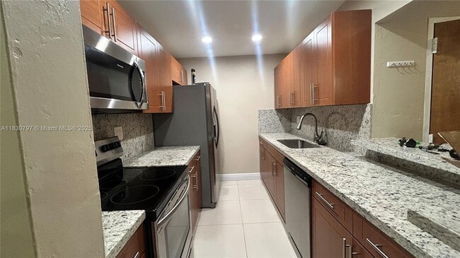 10377 N Kendall Dr in Miami, FL - Building Photo - Building Photo