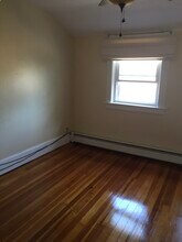 82 Wheeler Ave, Unit 3 in Cranston, RI - Foto de edificio - Building Photo