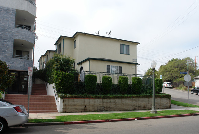 1601 Glendon Ave in Los Angeles, CA - Building Photo - Building Photo