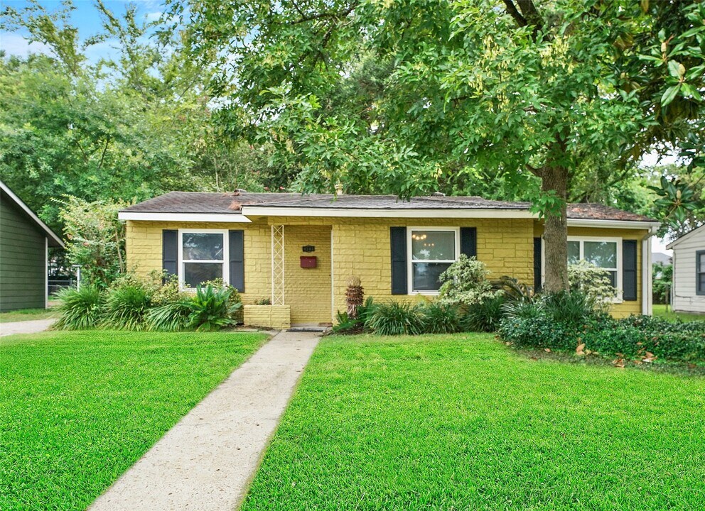 4303 Piney Woods Dr in Houston, TX - Building Photo