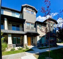 10439 S Beetdigger Blvd in Sandy, UT - Building Photo