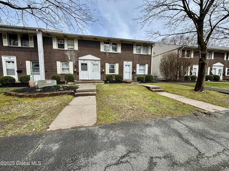 24 Maxwell Dr in Troy, NY - Building Photo