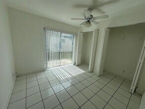 5201 NW 18th St in Lauderhill, FL - Foto de edificio - Building Photo