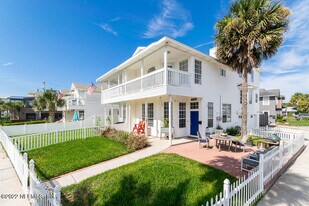 2102 First St in Neptune Beach, FL - Building Photo