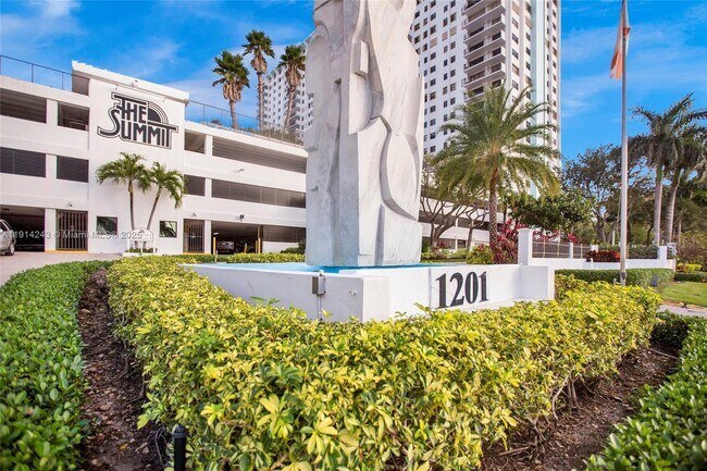 1201 S Ocean Dr in Hollywood, FL - Building Photo - Building Photo
