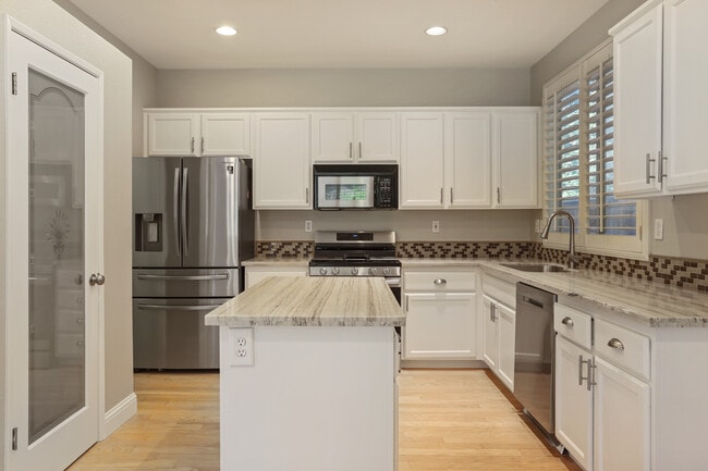 6687 Brook Falls Cir in Stockton, CA - Foto de edificio - Building Photo