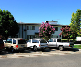 Continental Apartments in Ontario, CA - Foto de edificio - Building Photo