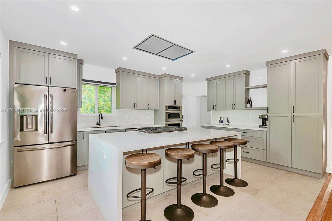10450 NE 5th Ave in Miami Shores, FL - Building Photo