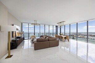 702 NE 24th St in Miami, FL - Building Photo