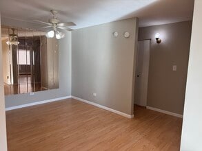 252 Shorewood Dr, Unit 1B in Glendale Heights, IL - Foto de edificio - Building Photo