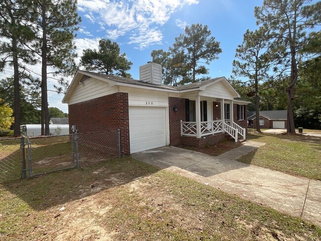 200 Eppingdale Dr in Spring Lake, NC - Building Photo - Building Photo