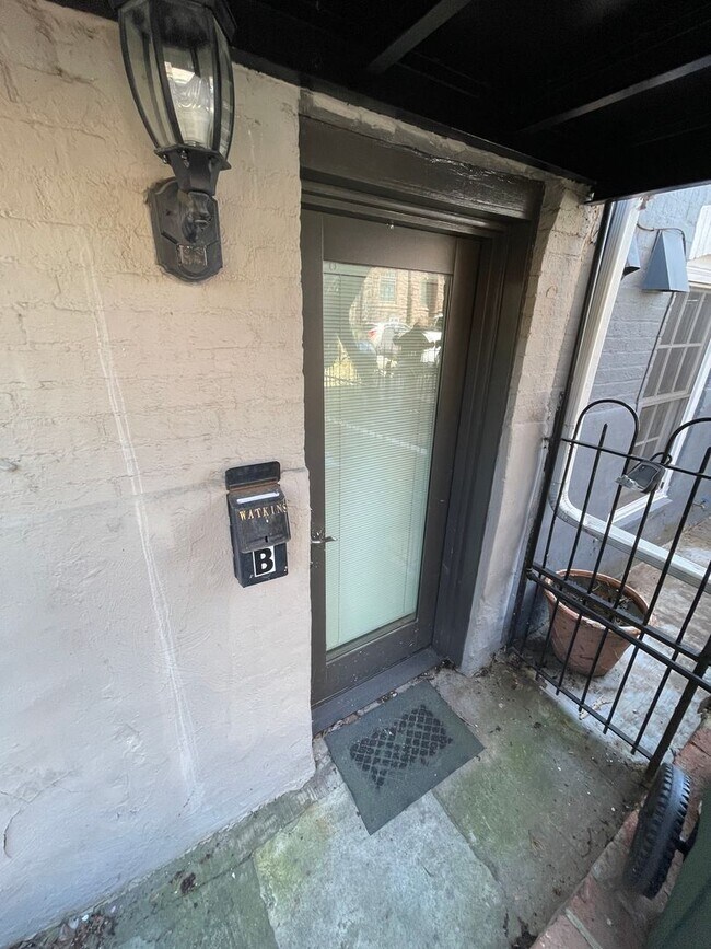 211 C St NE in Washington, DC - Building Photo - Building Photo