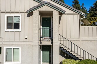 Lakeview Condominiums in Pittsburg, CA - Building Photo - Building Photo