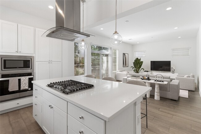 7702 Westside Villas Ln in Houston, TX - Building Photo - Building Photo