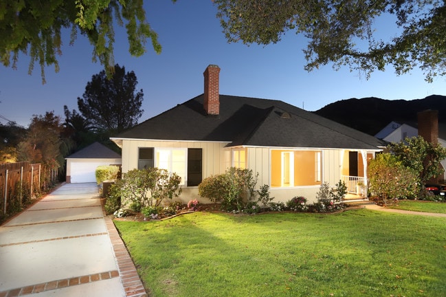 property at 1223 Oak Cir Dr