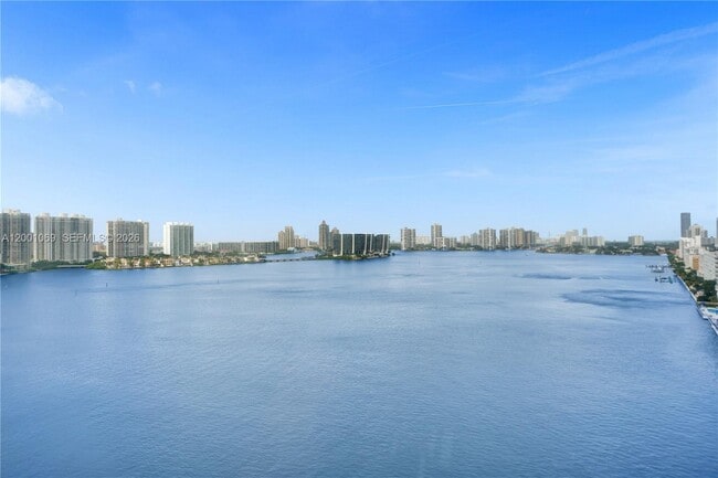 251 174th St in Sunny Isles Beach, FL - Foto de edificio - Building Photo