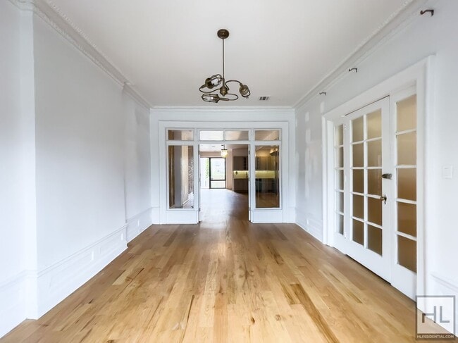 EASTERN PARKWAY / Spacious 4-Bed, 3-Bath D in Brooklyn, NY - Building Photo - Building Photo
