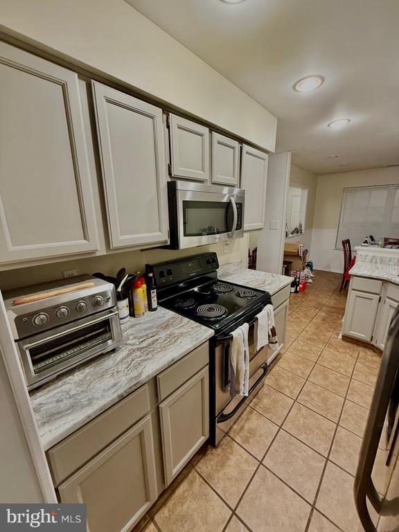 property at 212 Nottingham Ct