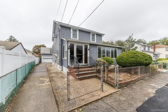 5 Lewis Pl in Lynbrook, NY - Building Photo - Building Photo